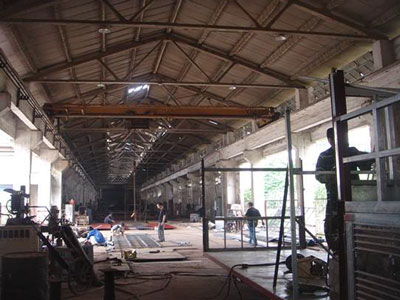 Xe ô tô 5 tạ đang đóng thùng tại xưởng