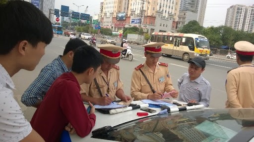 Tuân thủ số người được phép chở trên xe ô tô 5 chỗ để tránh bị phạt