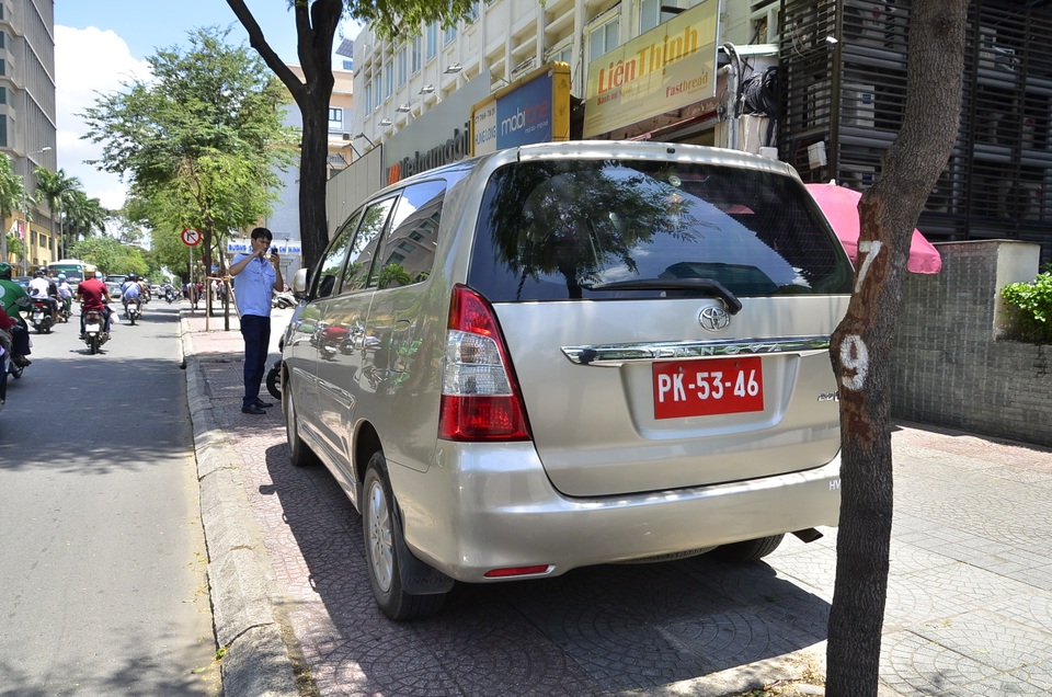 Xe ô tô biển đỏ: Ý nghĩa, quy định và những điều cần biết