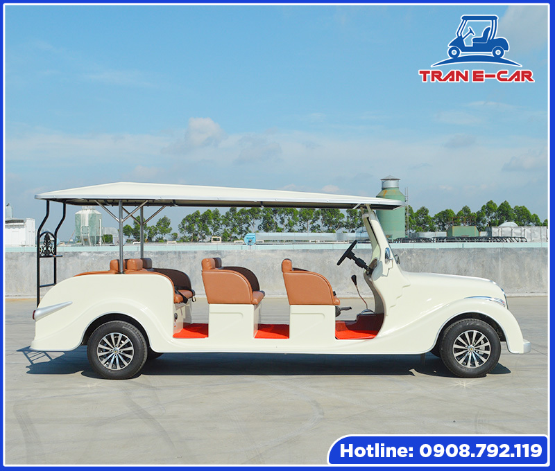 Xe ô tô điện cổ điển 8 chỗ tại khu nghỉ dưỡng