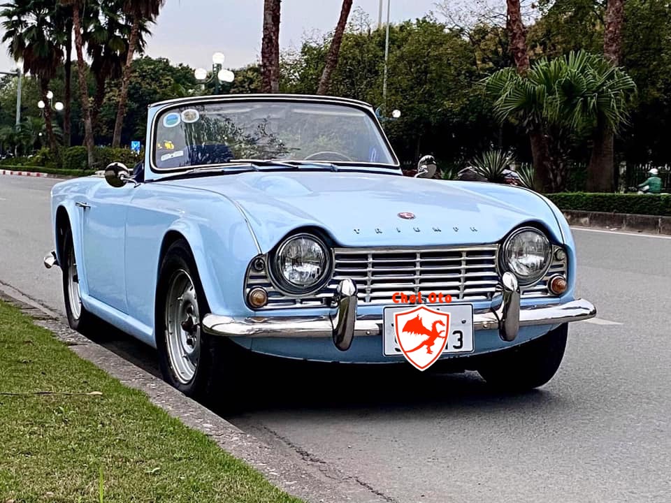 Mẫu xe thể thao cổ Triumph TR4 màu xanh mint