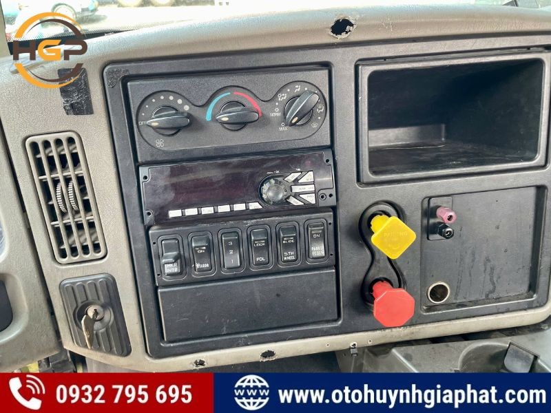 Chi tiết bảng điều khiển xe ô tô cũ 2014 International