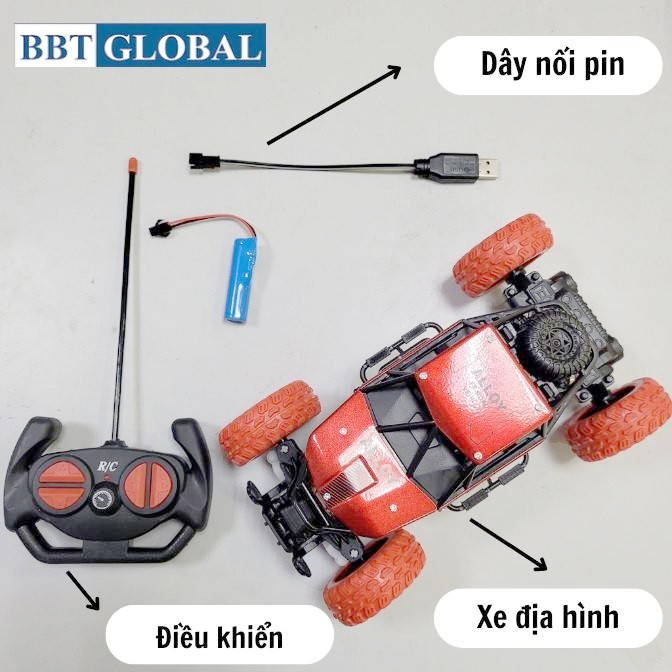Xe ô tô địa hình đồ chơi đang vượt chướng ngại vật trên sàn gỗ