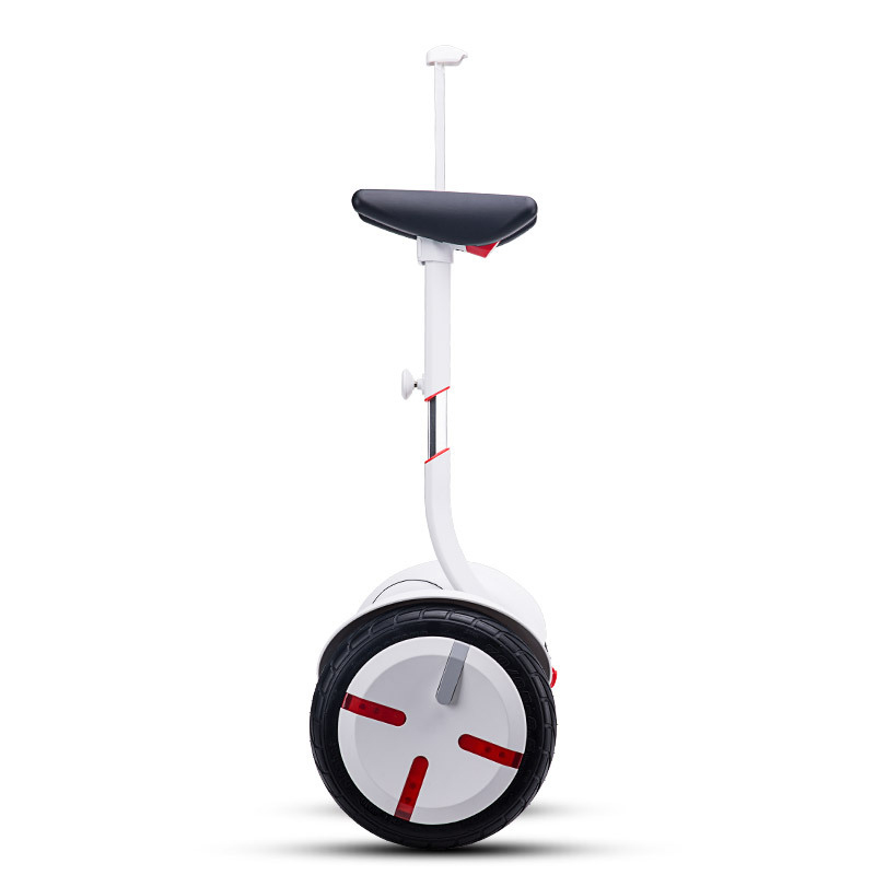 Góc nhìn 3/4 phía trước của Ninebot Mini PRO, làm nổi bật bánh xe và tay cầm điều hướng.