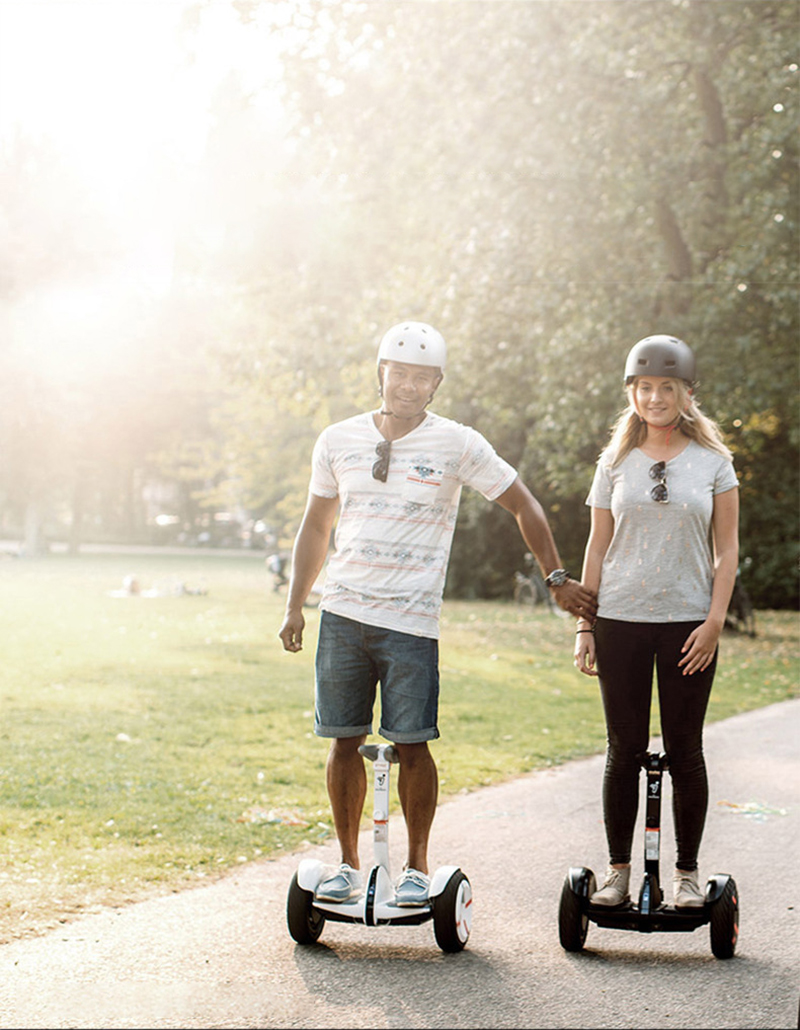 Ninebot Mini PRO đặt trên sàn nhà, cho thấy hình dáng tổng thể từ phía trước.