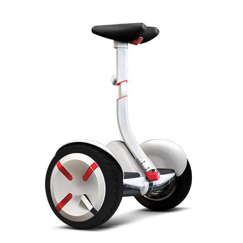 Ninebot Mini PRO màu đen đặt nghiêng, khoe kiểu dáng hiện đại và các chi tiết thân xe.