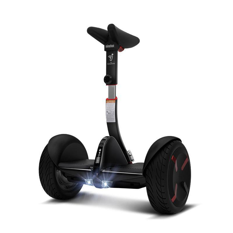 Mặt trước của Ninebot Mini PRO màu đen, nhấn mạnh phần đèn LED và tay cầm điều hướng.
