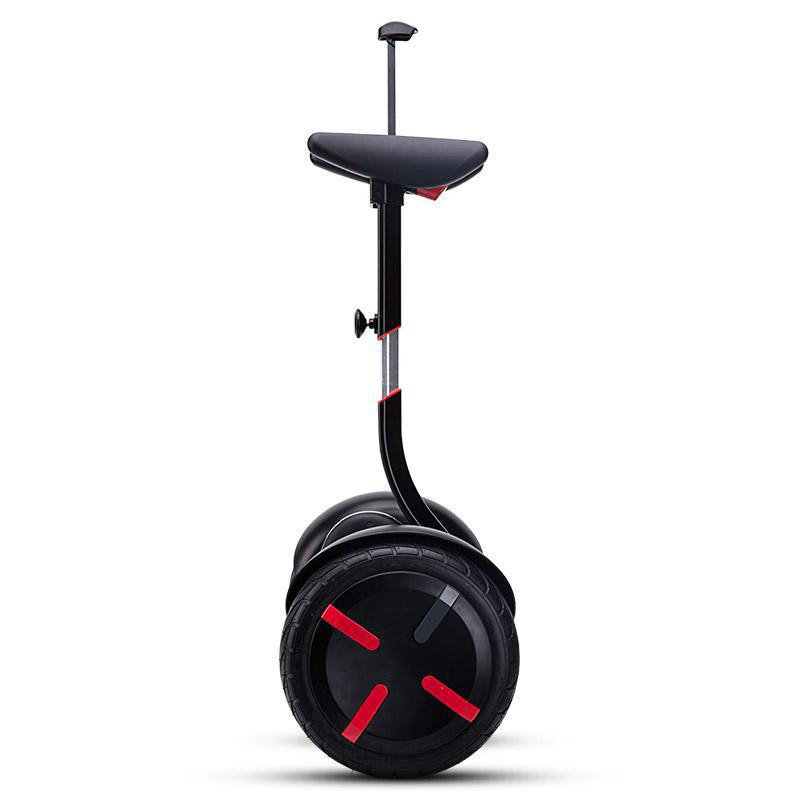 Ninebot Mini PRO nhìn từ phía sau, làm nổi bật đèn hậu và cơ chế tay cầm.