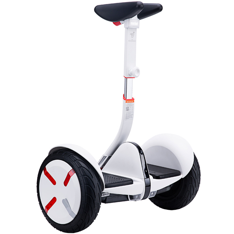 Ninebot Mini PRO màu trắng với ánh sáng đèn LED màu xanh lá cây, thể hiện tính năng chiếu sáng.