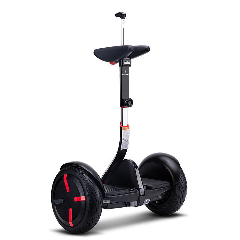 Ninebot Mini PRO màu đen đang được điều khiển, minh họa cách người dùng tương tác với tay cầm.