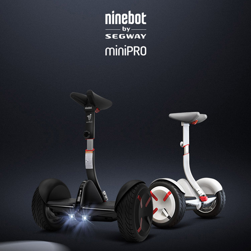 Xe ô tô 2 bánh tự cân bằng Ninebot Mini PRO màu trắng, thể hiện thiết kế nhỏ gọn và tay cầm điều hướng.