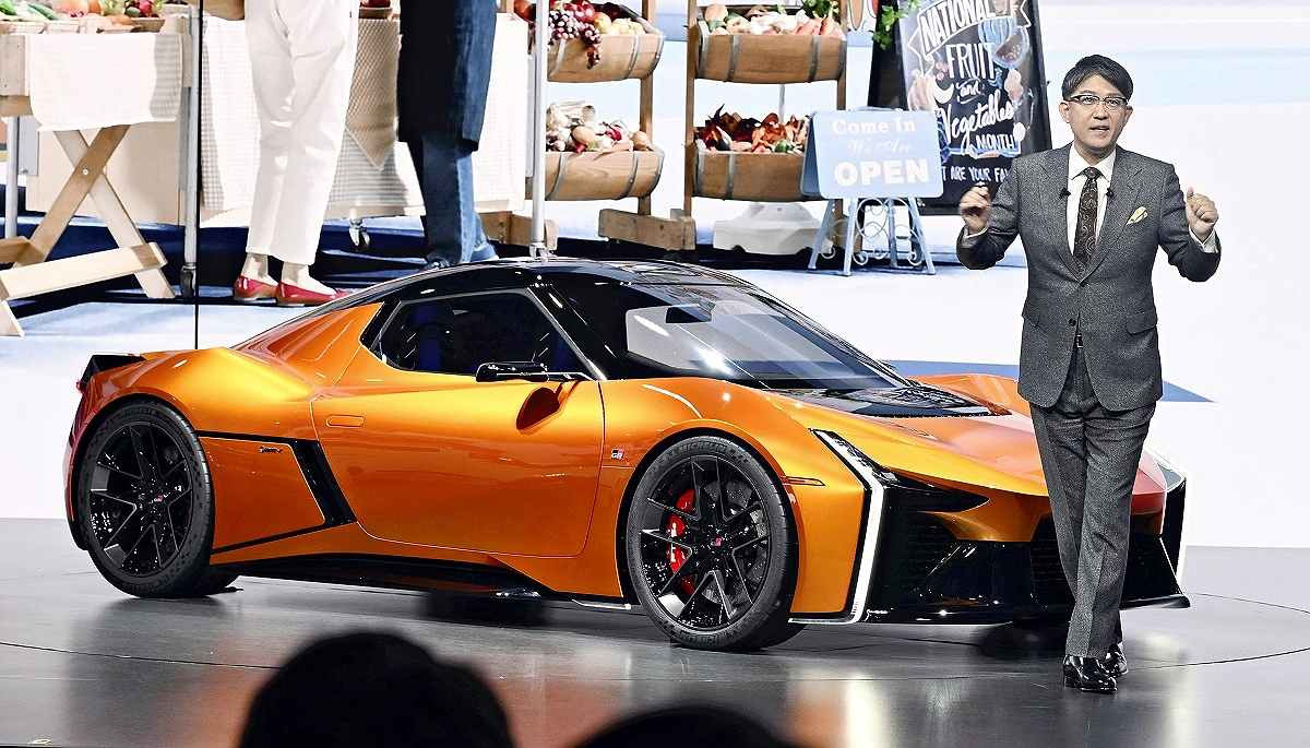 CEO Toyota Koji Sato giới thiệu mẫu xe ô tô điện concept FT-Se tại Tokyo Motor Show
