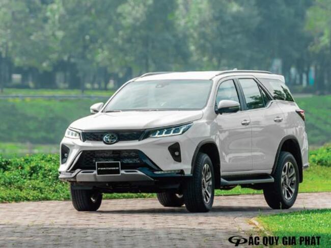 Khoang cabin và màn hình giải trí của Toyota Fortuner