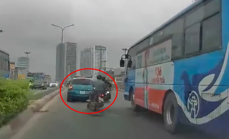 xe ô tô phanh gấp tránh va chạm trên cầu vượt Ngã Tư Sở