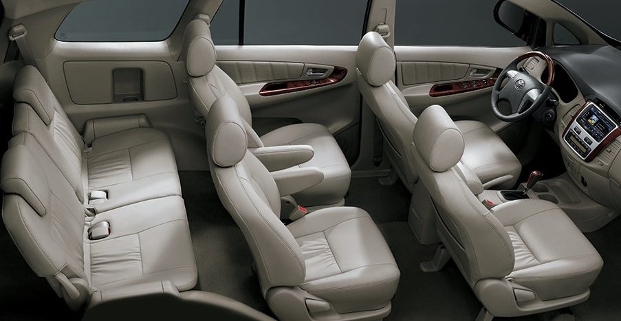 Không gian nội thất rộng rãi của xe ô tô MPV