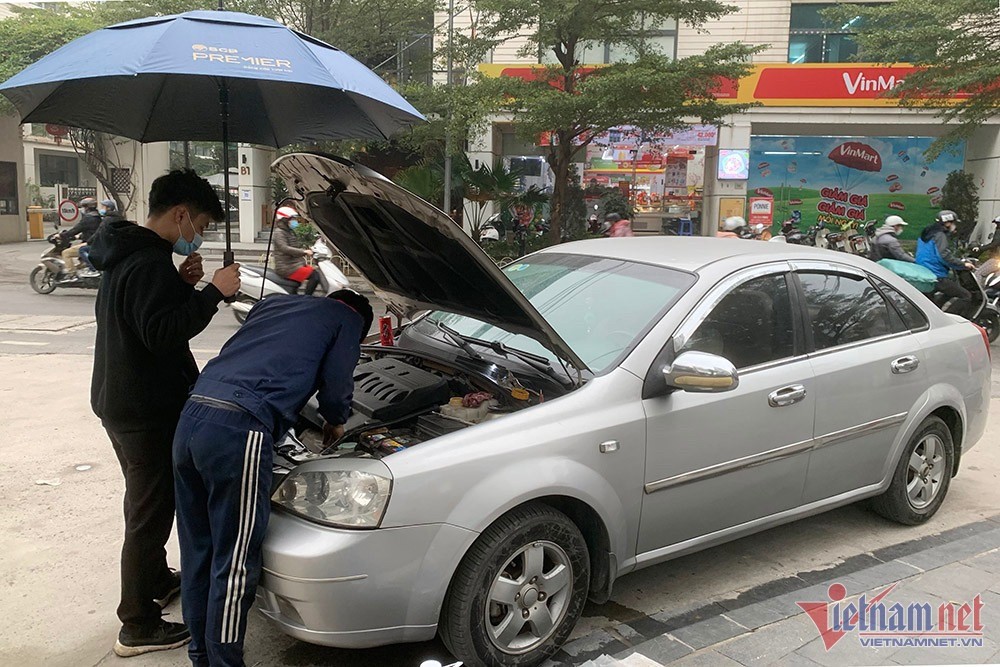 Hình ảnh minh họa xe ô tô bị hỏng nằm giữa đường, tình huống thường gặp với thợ sửa xe ô tô