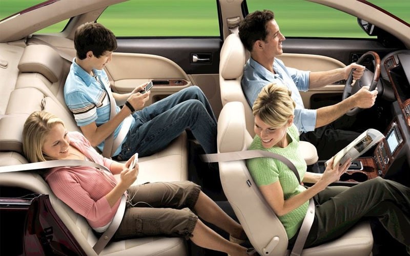 Nội thất xe ô tô 5 chỗ tập trung vào hàng ghế thứ hai, minh họa vị trí ngồi xe ô tô an toàn