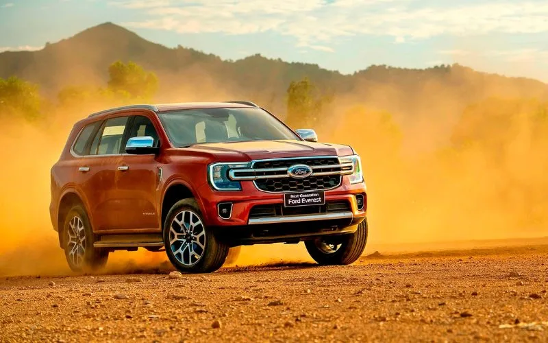 Ford Everest cũng góp mặt trong chuyến đi phượt đường dài lần này nhờ sở hữu khung gầm cao ráo, cảm giác lái chắc chắn cùng chất xe Mỹ vô cùng bền bỉ của mình