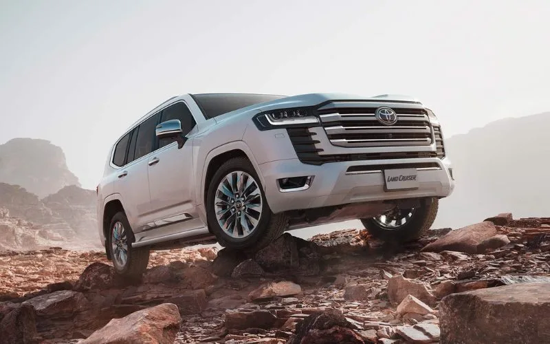 Toyota Land Cruiser LC 300là một trong những dòng xe ô tô phượt đường dài tốt nhất hiện nay