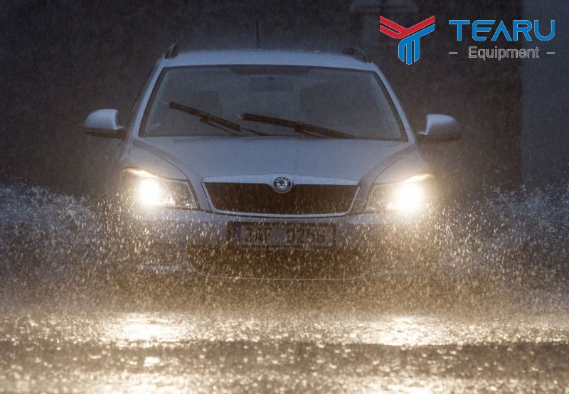 Xe ô tô để ngoài mưa có sao không? Tác hại và cách xử lý