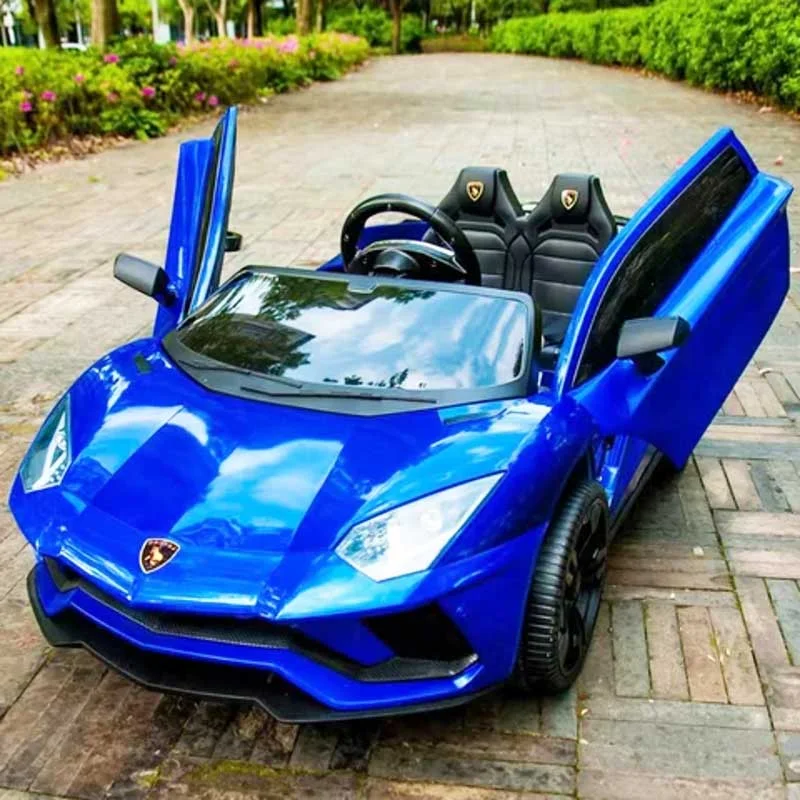 Bé trai thích thú trải nghiệm siêu xe ô tô điện trẻ em Lamborghini LT-998 màu đỏ