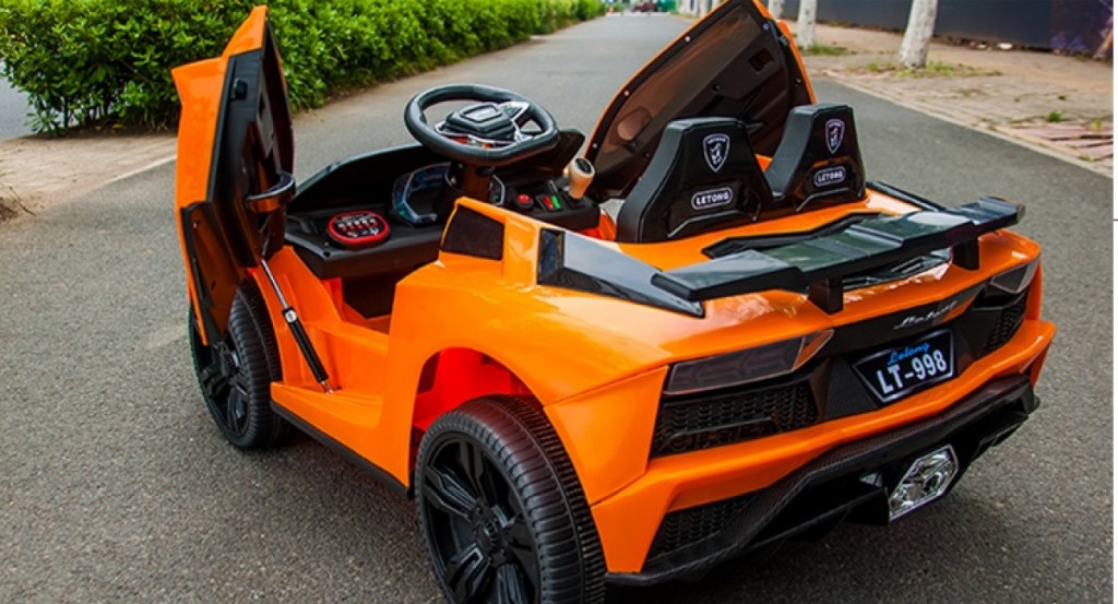 Góc nhìn đuôi xe ô tô điện trẻ em Lamborghini LT 998