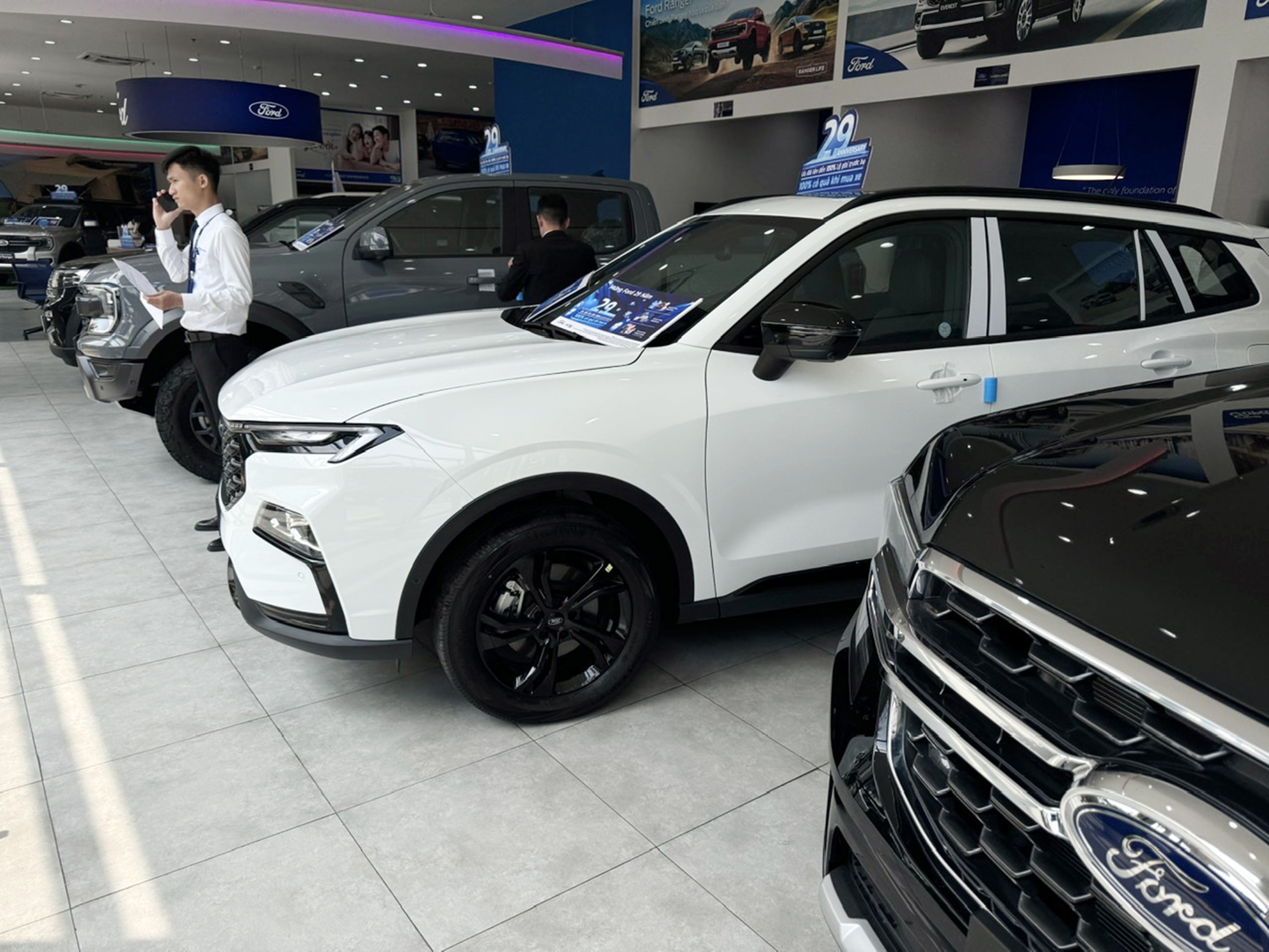 Hình ảnh xe ô tô tại đại lý đang thực hiện chương trình xả hàng xe tồn kho giảm giá