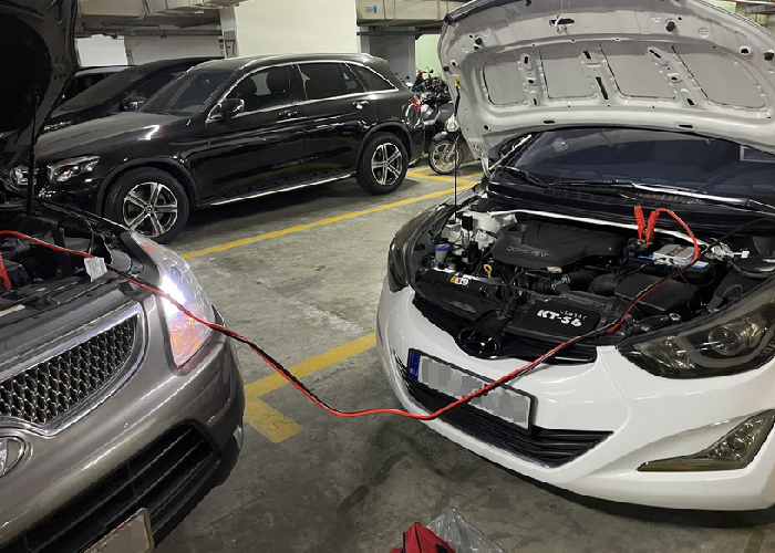 Thực hiện câu bình ắc quy xe ô tô từ xe khác khi bị hết điện
