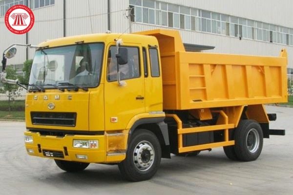 Người điều khiển xe ô tô tải có bị tước bằng lái xe khi thùng xe không đúng kích thước với sổ đăng ký đăng kiểm không?