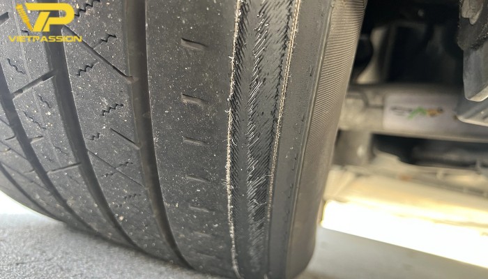 Lốp xe ô tô mòn không đều do lệch góc camber và góc chụm