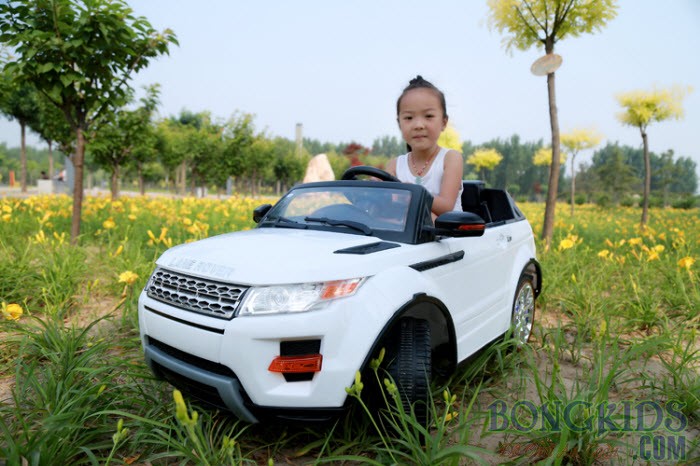 Bé gái vui vẻ trên xe ô tô điện KYD 2988 màu trắng