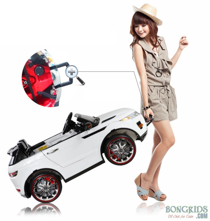 Tính năng tay kéo và bánh phụ giúp di chuyển xe ô tô điện KYD 2988 dễ dàng như vali