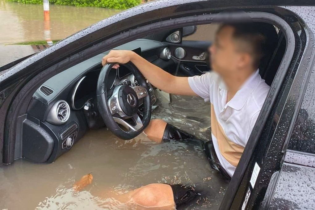 Hình ảnh xe ô tô hạng sang bị ngập nước sâu