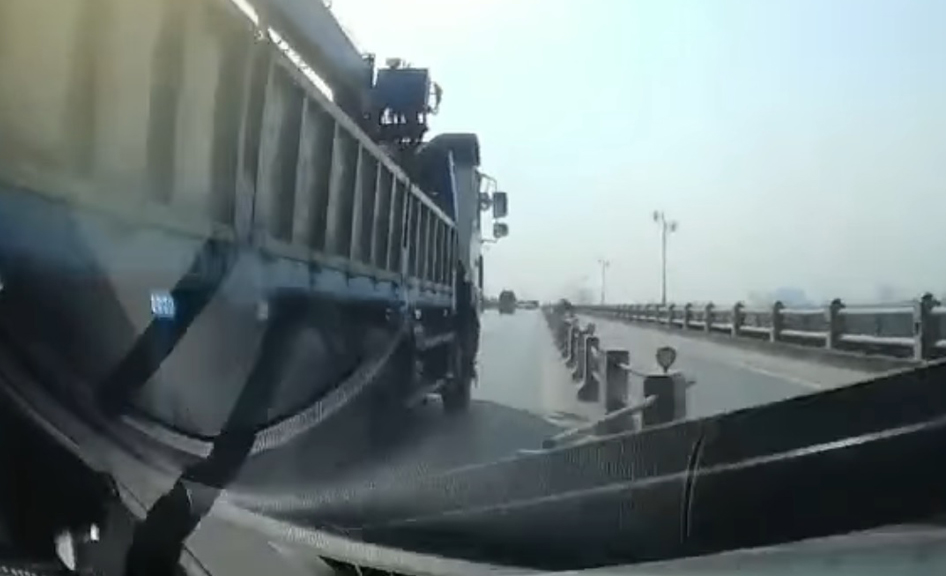 Tình huống xe tải ép xe ô tô con sát lan can trên cầu Thanh Trì