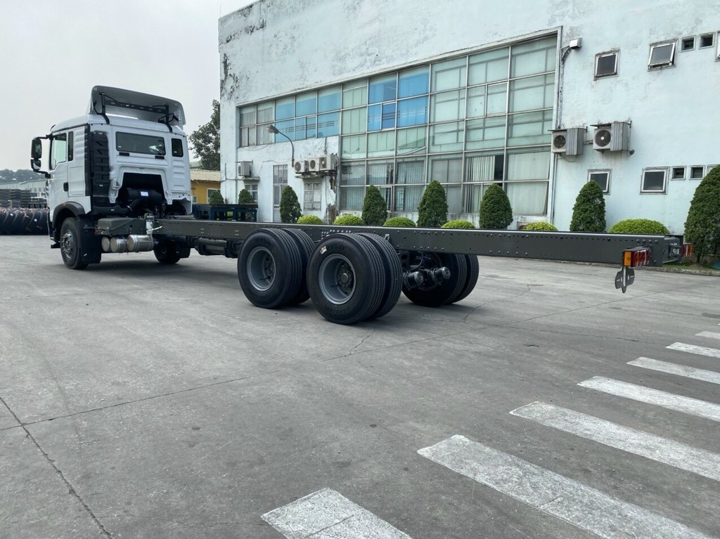 Xe Ô Tô Tải Howo 3 Chân: Thông Số Chi Tiết