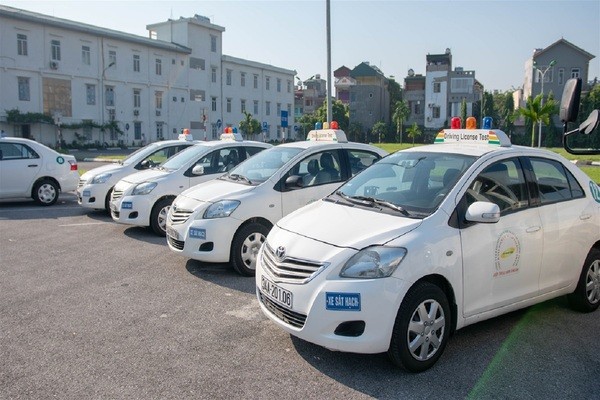 Xe ô tô tập lái hiện đại được sử dụng cho học viên