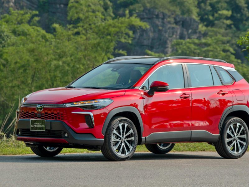 Toyota Corolla Cross màu đỏ, mẫu xe ô tô gia đình 5 chỗ gầm cao phổ biến