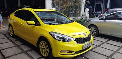 Xe ô tô màu vàng sau khi sơn lại
