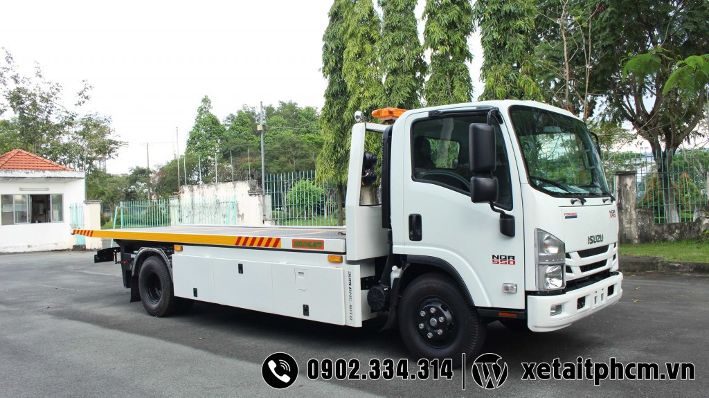 Chi tiết xe chở xe ô tô Isuzu NQR550 với sàn trượt và tời kéo