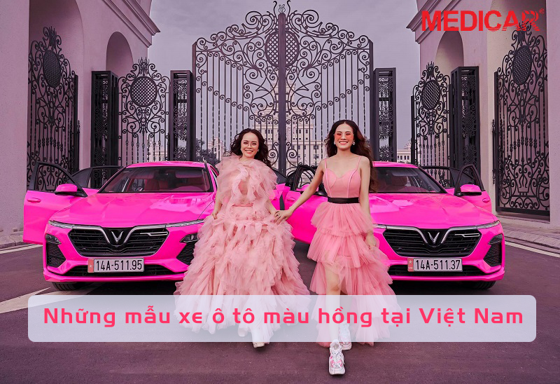 Xe ô tô màu hồng rực rỡ trên đường phố