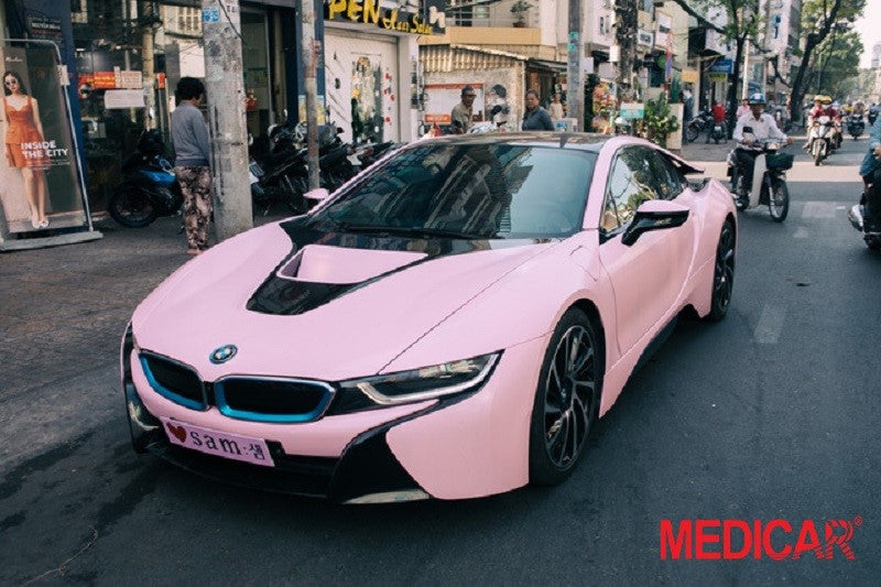 Mẫu xe thể thao BMW i8 với lớp dán decal màu hồng ấn tượng