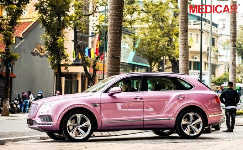 Chiếc SUV siêu sang Bentley Bentayga khoác lên mình màu sơn hồng độc đáo