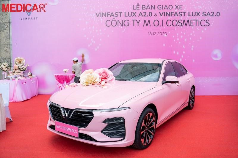 Sedan VinFast Lux A2.0 được tùy chỉnh màu hồng theo yêu cầu khách hàng