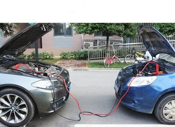 Kiểm tra ắc quy xe ô tô và các kết nối cáp khi bị mất điện nguồn