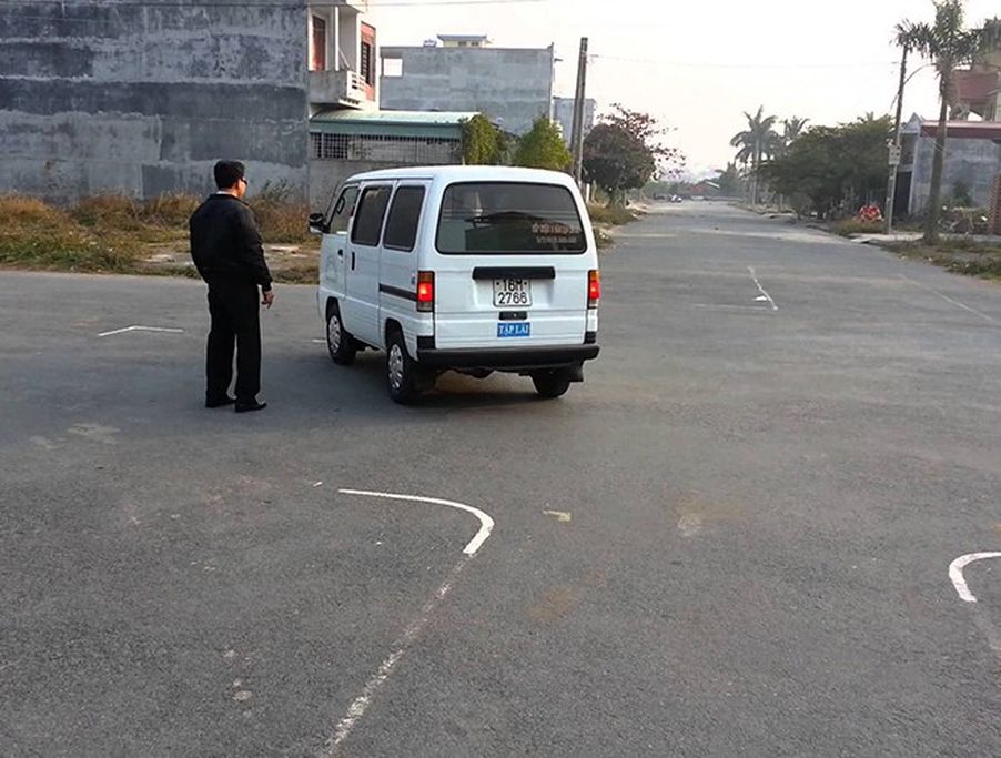 Tai ảnh xe ô tô: Quan sát trực tiếp phía sau khi cần thiết