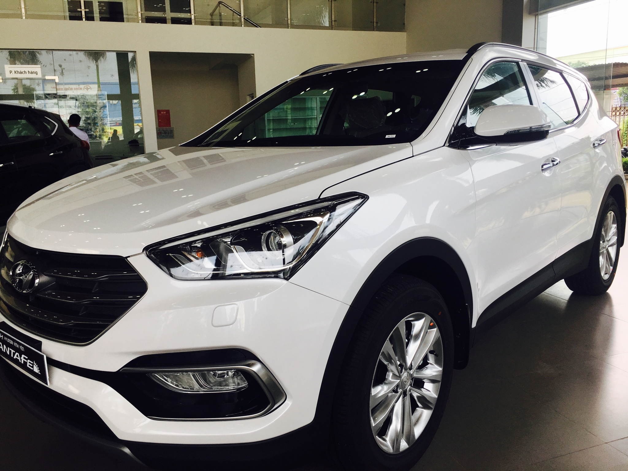 Xe Hyundai Santa Fe màu trắng tinh khôi tại đại lý