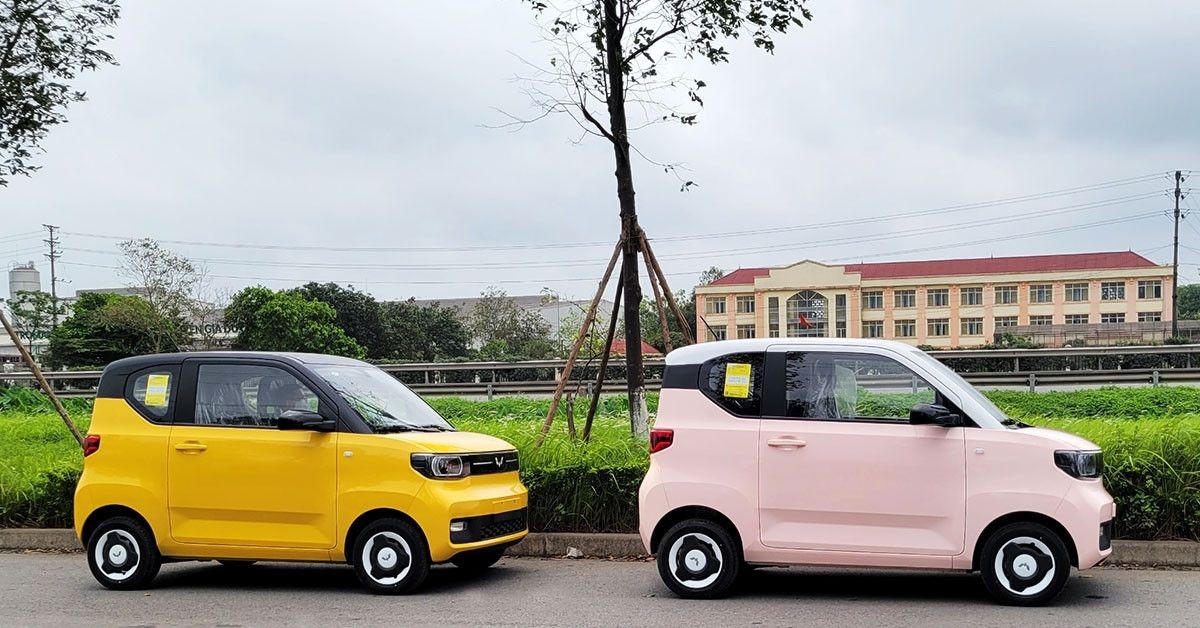 Xe ô tô 2 mini chạy điện màu trắng đang sạc pin
