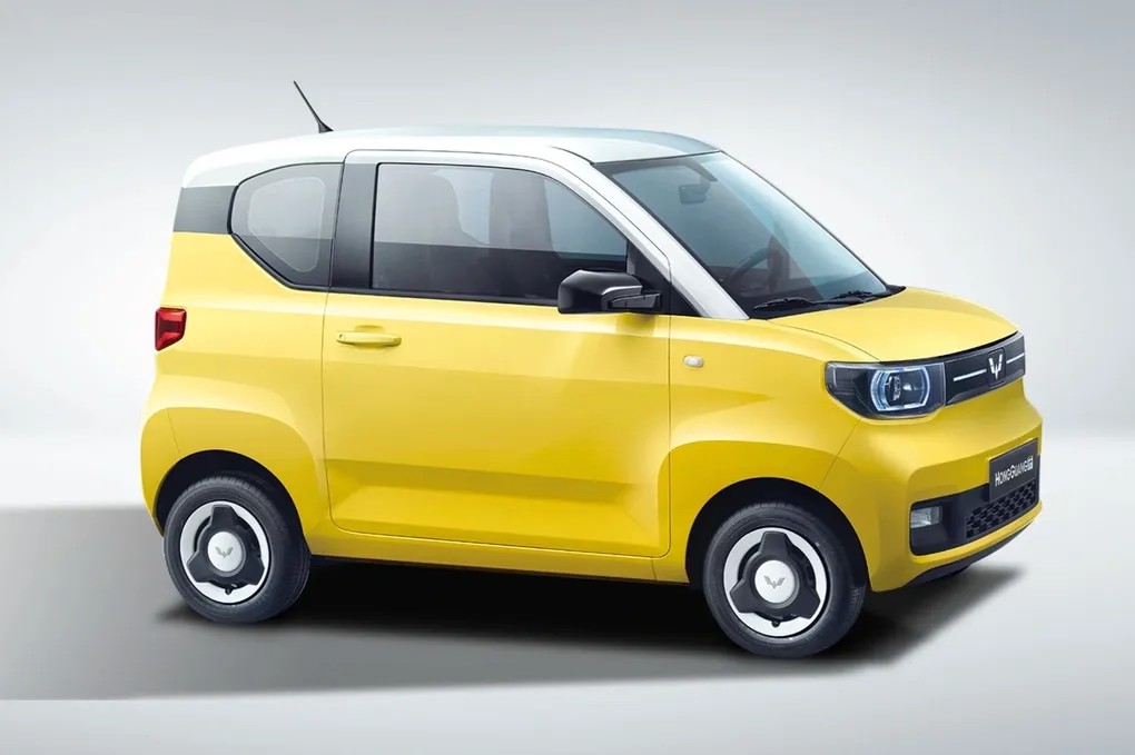 Xe ô tô 2 mini màu đỏ nhỏ gọn đỗ trên đường