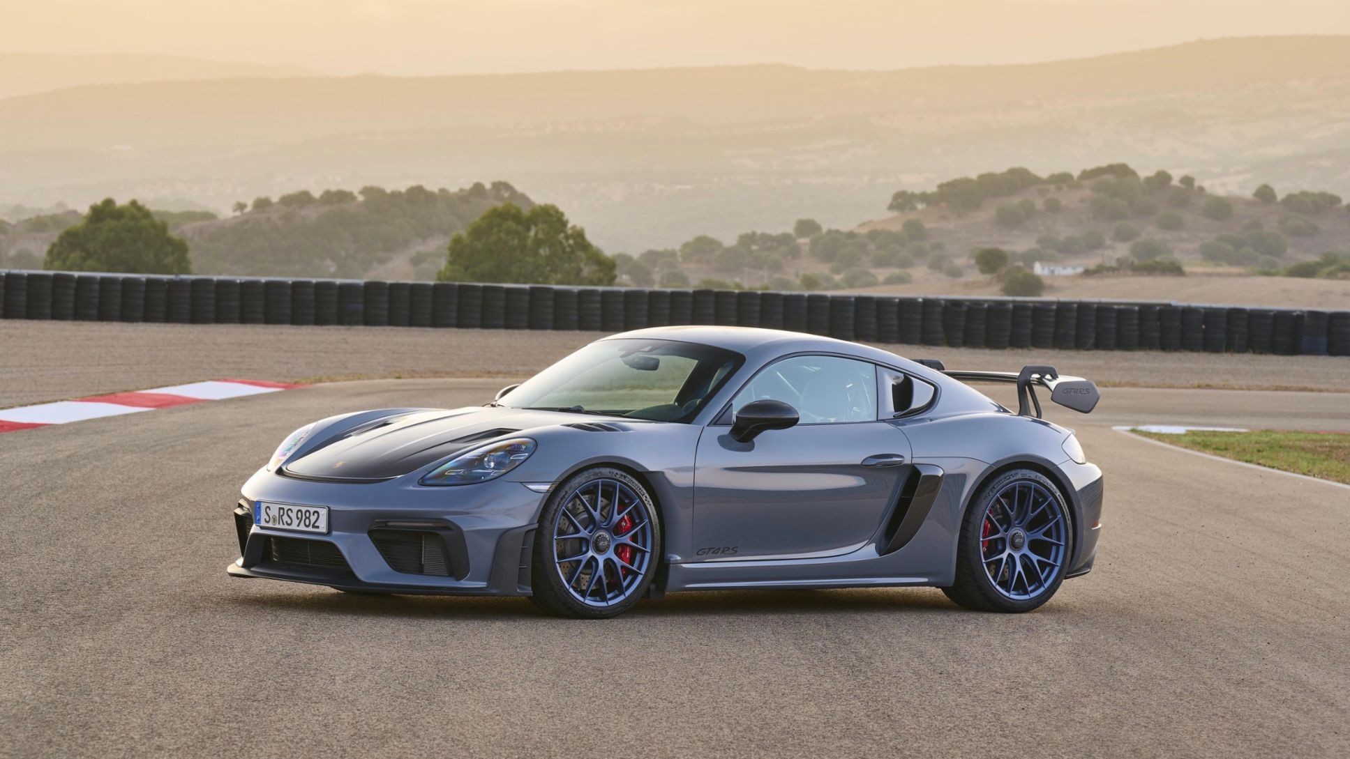 Xe thể thao Porsche 718 Cayman màu xám bạc
