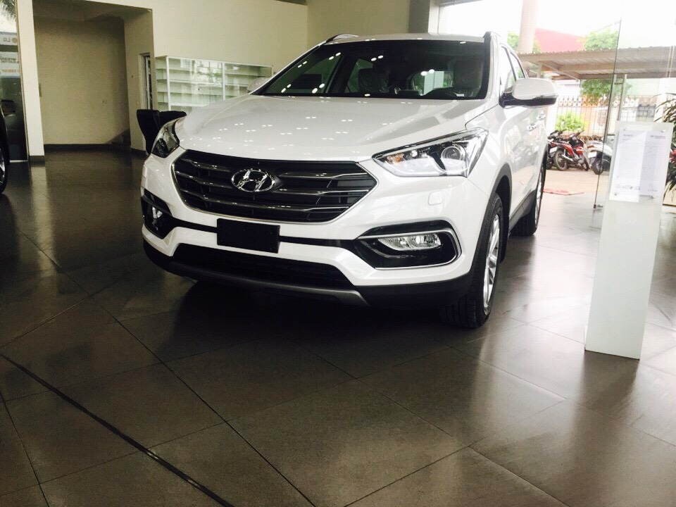 Xe Santa Fe đỗ tại sảnh trưng bày Hyundai Vĩnh Yên, thể hiện sự sang trọng và đẳng cấp